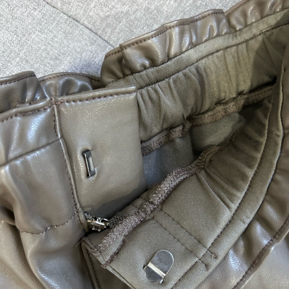 💥PRICE⬇️
ABERCROMBIE & FITCH • High Waisted Faux Leather Shorts•Olive Green •M - Picture 7 of 12